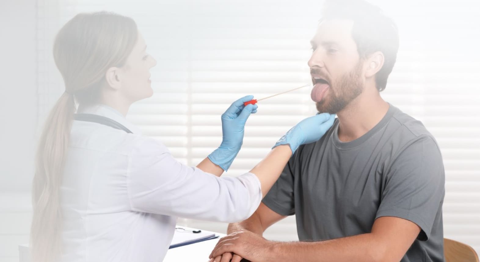 Обработка слизистой глотки и гортани лекарственными препаратами