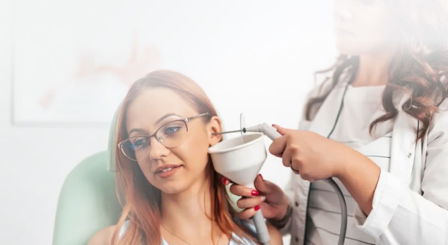 Промывание хронического уха аттиковой канюлей